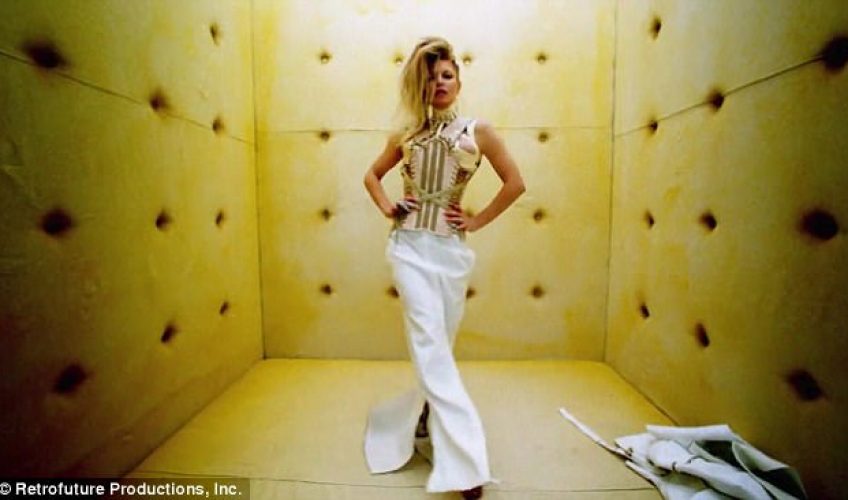 Η Fergie παλεύει με δαίμονες στο video clip του «A Little Work»