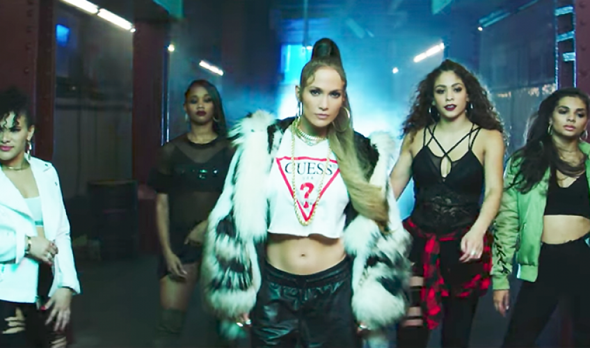 Η Jennifer Lopez παρασύρει στο νέο single «Amor, Amor, Amor»