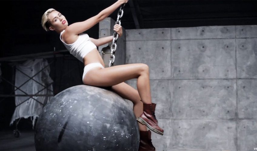 Miley Cyrus: «Το video clip του “Wrecking Ball” είναι το πιο ντροπιαστικό που έχω κάνει»