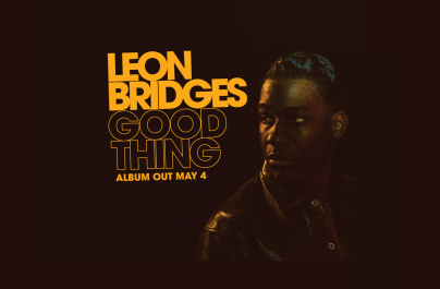 Ο τραγουδιστής και τραγουδοποιός Leon Bridges έχοντας ήδη κεντρίσει το παγκόσμιο ενδιαφέρον για το επερχόμενο άλμπουμ “Good Thing”, με το “Bad Bad News”