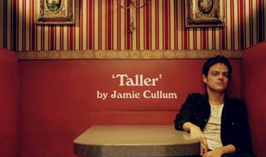 Ο μουσικός και στιχουργός Jamie Cullum επιστρέφει με το νέο single ‘Drink’.