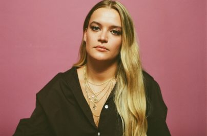 CHARLOTTE JANE. Η 22χρονη τραγουδίστρια/τραγουδοποιός από το Hull της Βρετανίας έρχεται με την μαγευτική φωνή της να κατακτήσει την μουσική βιομηχανία το 2021.
